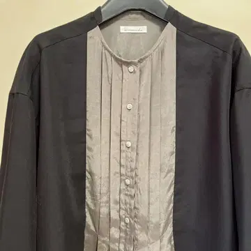 올웨이즈의 안네모코라 새틴 소재 블라우스입니다