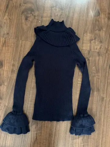 프릴 달린 하이넥 니트