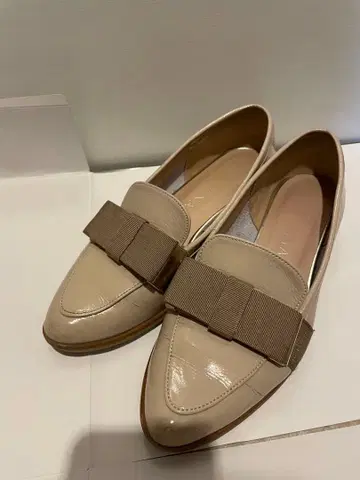 DIANA 다이애나 베이지 에나멜 플랫 펌프스 23.5cm