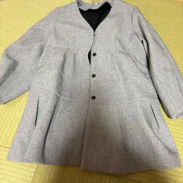 그 프릴 디자인 그레이 코트