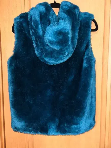 iBLUES 후드 부착 인조 모피 베스트