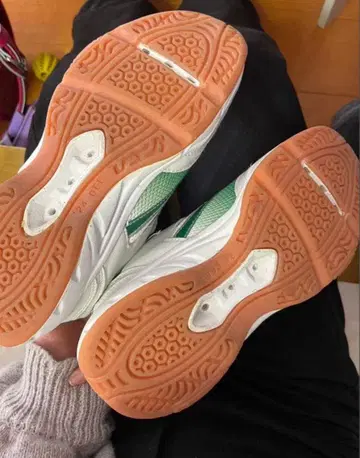 화이트/그린 스니커즈