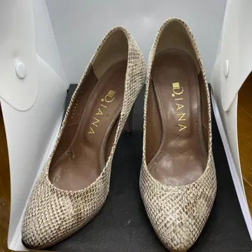 D.IANA 베이지 스네이크 스킨풍 펌프스