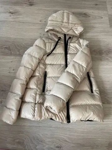MONCLER 후드 부착 다운 자켓 아이보리