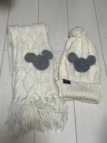미키 실루엣 니트 모자와 머플러 세트