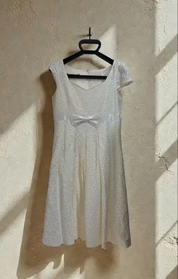 laBala 레이스 화이트 무릎 기장 원피스 반팔