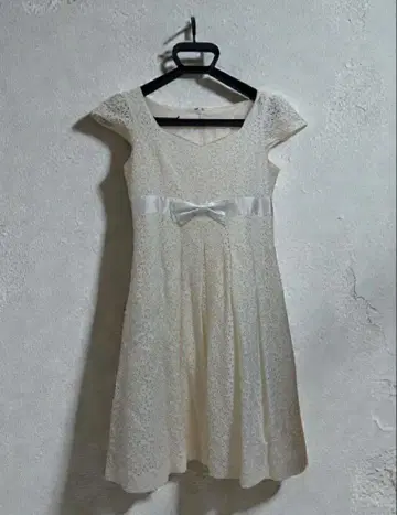 laBala 레이스 화이트 무릎 기장 원피스 반팔