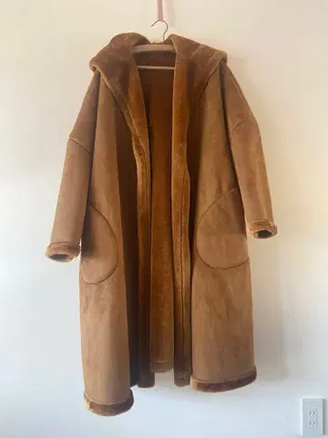 VACHEMENT  후드 부착 페이크 무스탕 코트