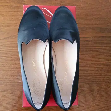 펄 장식이 달린 블랙 플랫슈즈