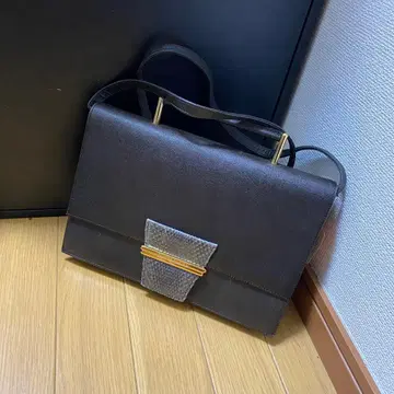 일본제 천연 가죽 블랙 숄더백 플랩 포함