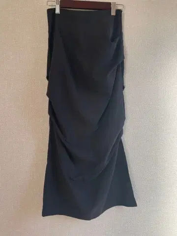 블랙 드레이프 디자인 타이트 스커트