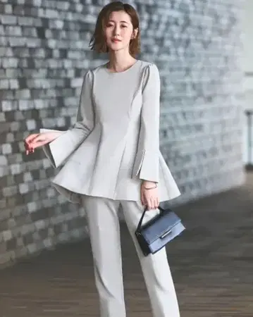 루일 에 부티크 플레어 페플럼 상의 & 테이퍼드 팬츠 라이트 그레이 M