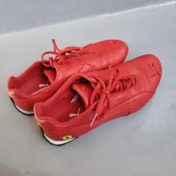 Puma 페라리 로고 포함 빨간색 스니커즈