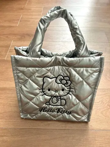 산리오 Sanrio 헬로키티 실버 메탈릭 퀼팅 큐브 백