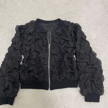 프릴 디자인 블랙 점퍼