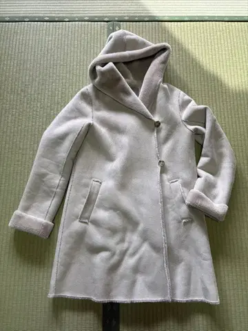 SIMPLICITE 후드 부착 크림색 무스탕 코트