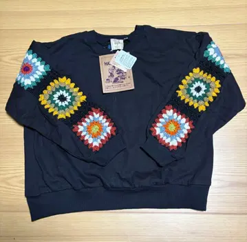 그래니 스퀘어 자수 맨투맨 블랙