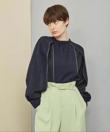 [ UNITED TOKYO ] 파이핑 플레어 블라우스