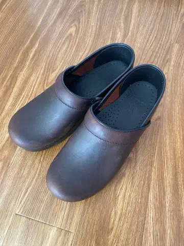 [dansko] 브라운 가죽 클로그 샌들