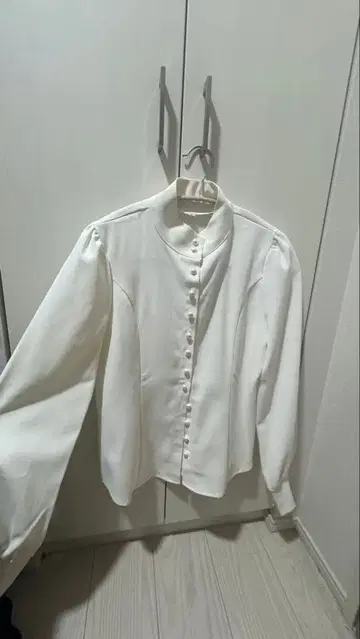 화이트 퍼프 슬리브 셔츠