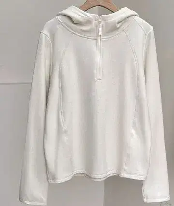 화이트 후드 부착 하프 지퍼 맨투맨