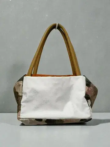 러셋 백 카모 패턴