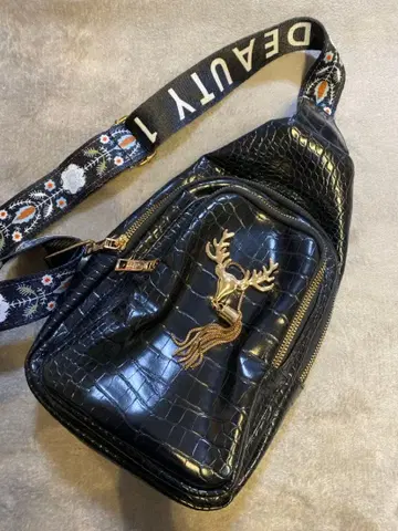 미사용 블랙 크로커다일풍 바디백 사슴 금장 장식 포함