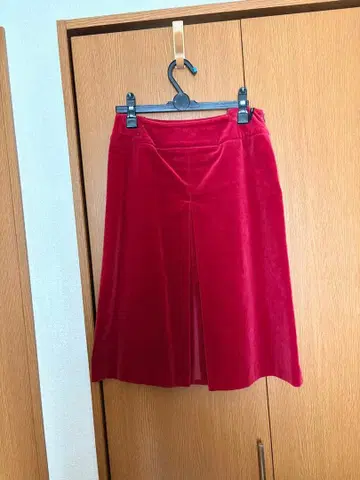 빨간색 계열 사다리꼴 스커트 무릎 아래 기장