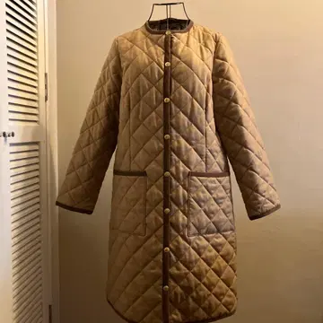 트래디셔널 웨더웨어 베이지 퀼팅 코트 롱 기장