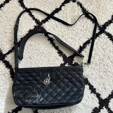 블랙 퀼팅 숄더백 [ CLATHAS ]