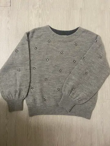 오스틴 리드 비쥬 장식 그레이 긴팔 니트 스웨터