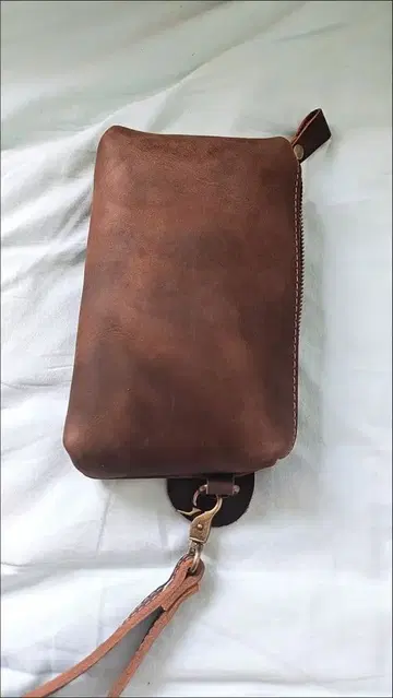 브라운 가죽 지퍼 달린 지갑