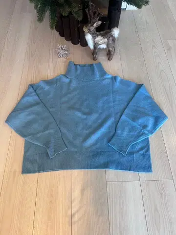 투모로우랜드 터틀넥 숏 기장 니트 블루