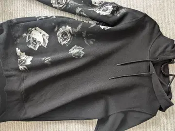 장미 프린트 블랙 후드 부착 후드티