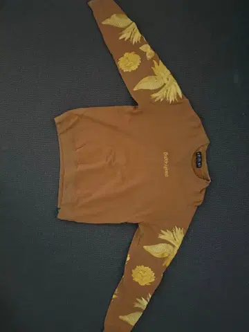 꽃무늬 소매 브라운 크루넥 맨투맨