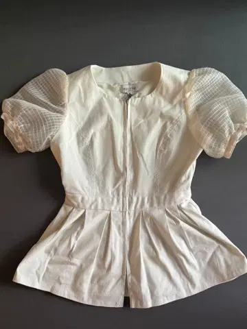 화이트 퍼프 슬리브 블라우스 emiriawiz