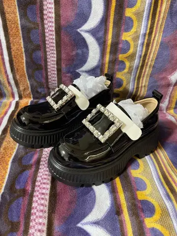 블랙 스터드 장식 에나멜 소가죽 로퍼