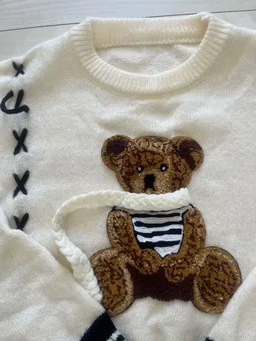 곰 자수 아이보리 니트 스웨터