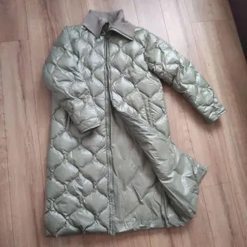 오드리앤존와드 시레 퀼팅 리브 칼라 다운 롱 코트