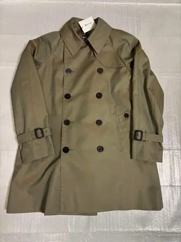 택 포함 새상품 아쿠아 스큐텀 카키 계열 하프 트렌치코트