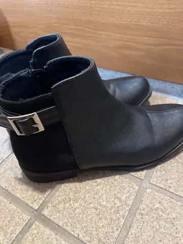 버클 장식 블랙 숏부츠