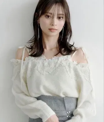 SNIDEL 레이스 트리밍 오프숄더 니트 풀오버
