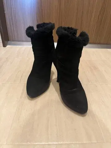 DIANA 퍼 포함 블랙 스웨이드 숏부츠 22cm