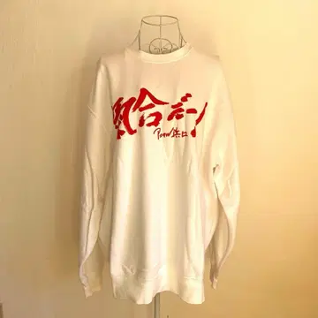 화이트 크루넥 맨투맨 빨간색 프린트