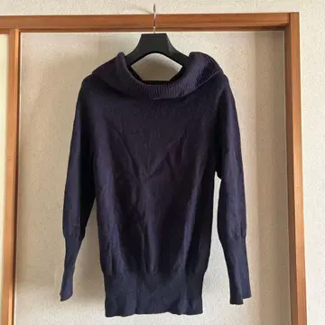 UNTITLED 네이비 오프숄더 니트 스웨터