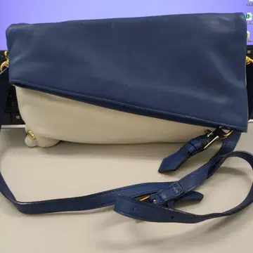네이비/화이트 가죽 숄더백