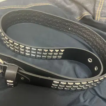 스터드 장식의 블랙 가죽 벨트