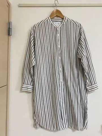 어반 리서치 스트라이프 패턴 밴드 카라 셔츠 원피스