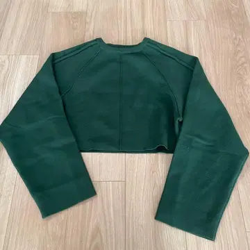 UN3D. 다크 그린 크롭 니트