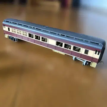 빨간색과 크림색 여객차 모델 한큐 기차